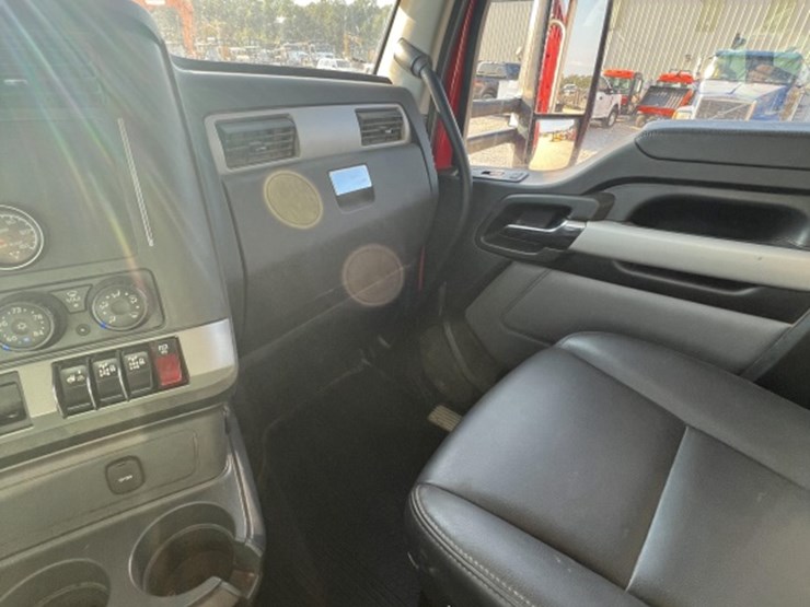 2022-kenworth-w990-image-21