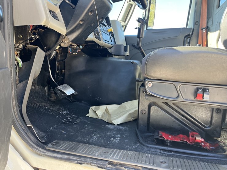 2012-international-7600-image-14