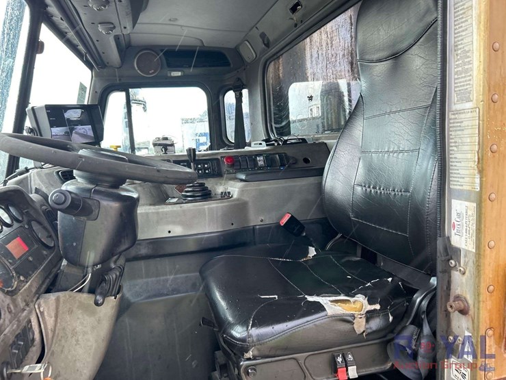 2016-peterbilt-320-image-10