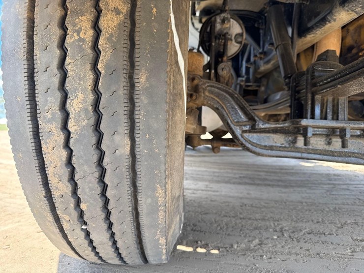 2007-peterbilt-335-image-12