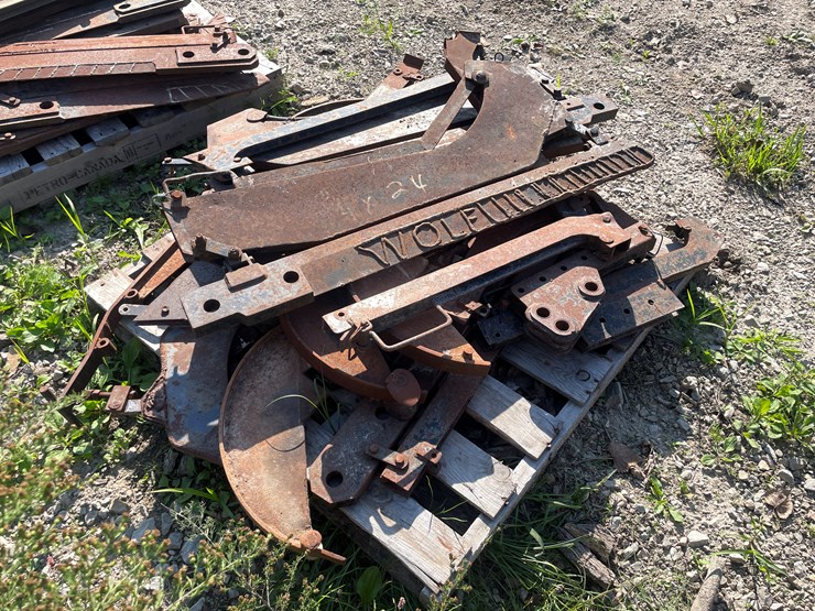 #1042-•-pallet-of-plow-parts-image-3