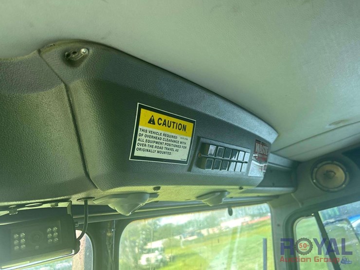 2015-peterbilt-320-image-15