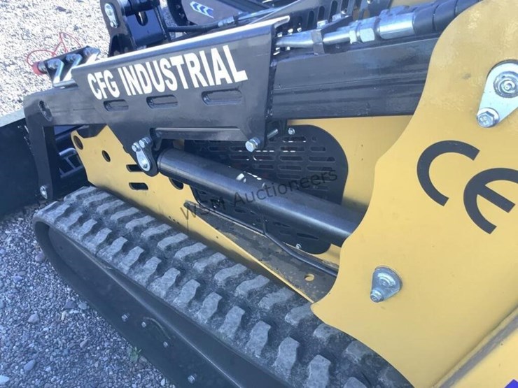 2025-cfg-kkta27-stand-up-skid-steer-image-14