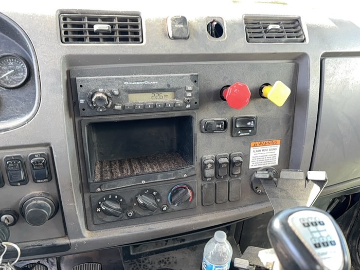 2014-peterbilt-330-image-17