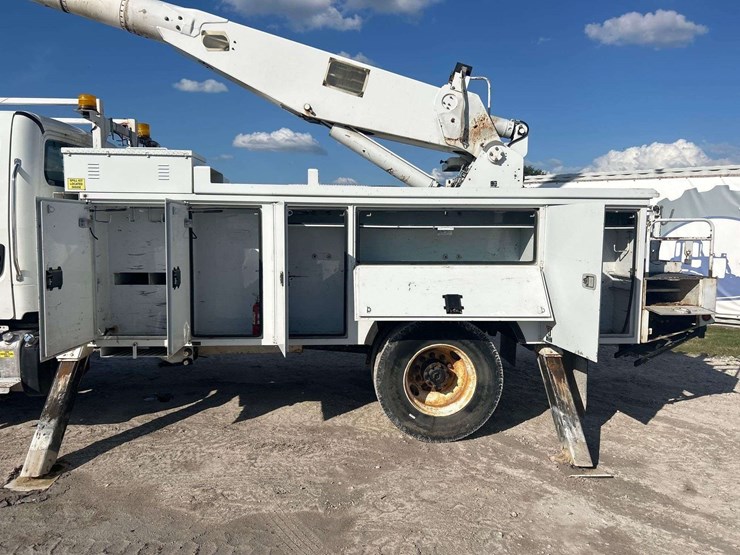 2013-freightliner-m2-106-altec-aa755-55ft-bucket-truck-image-17
