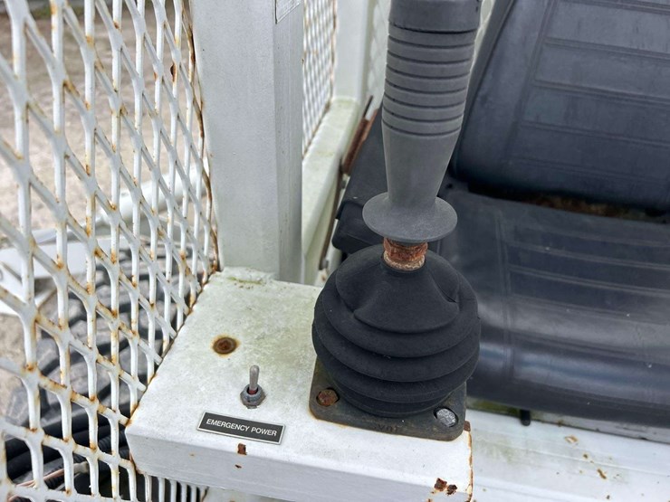 woodchuck-altec-at37g-37ft-insulated-rover-bucket-lift-image-16