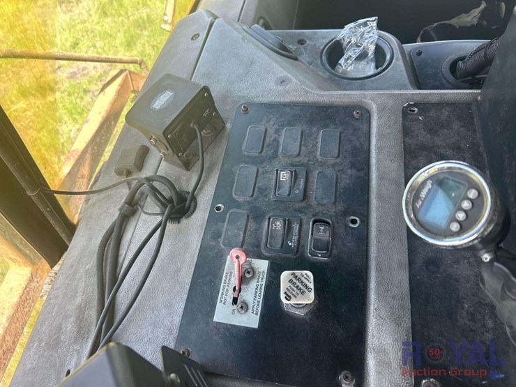 2015-peterbilt-320-image-14