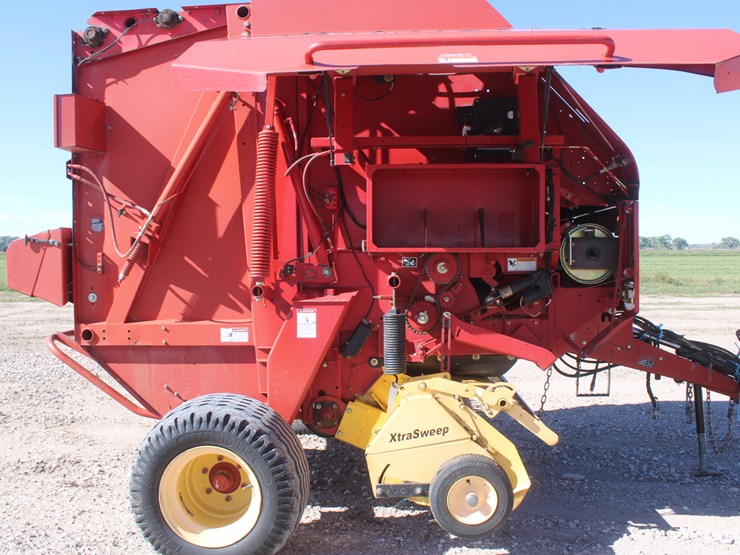 new-holland-br780-image-25