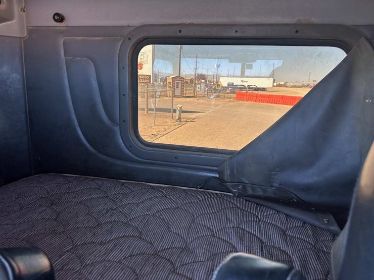 2014-peterbilt-388-image-8