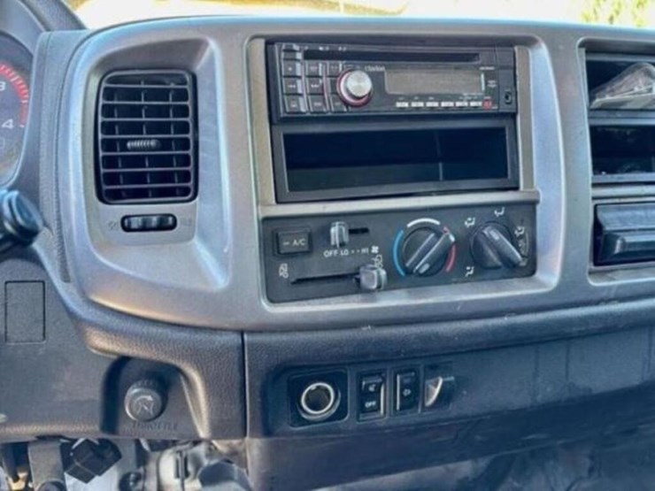 2010-hino-258-image-81