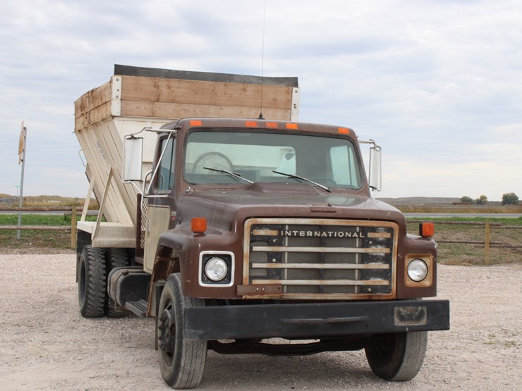 1982-international-s1700-image-3
