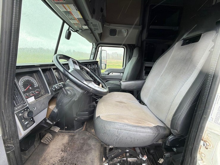 2019-mack-anthem-64t-image-18