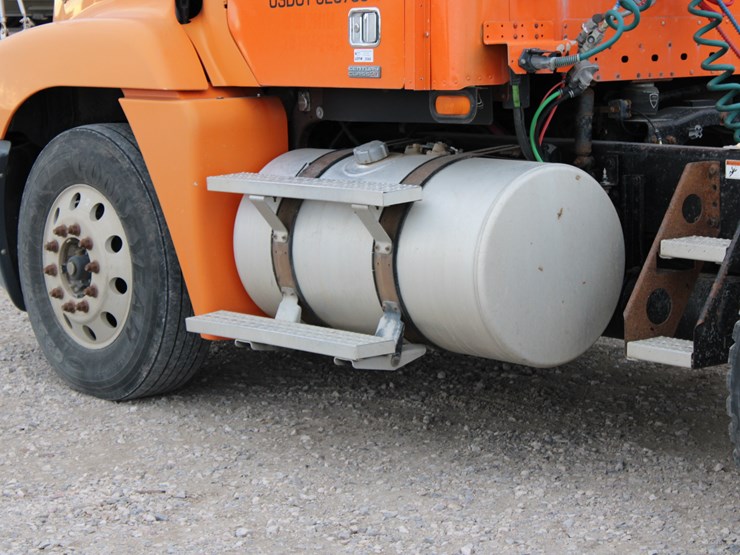 #2063-•-#2063--2006-freightliner-century-classic-s/t-semi-image-9