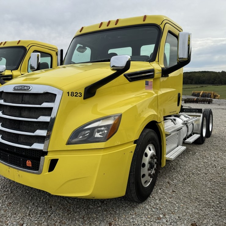 2018 FREIGHTLINER CASCADIA 126