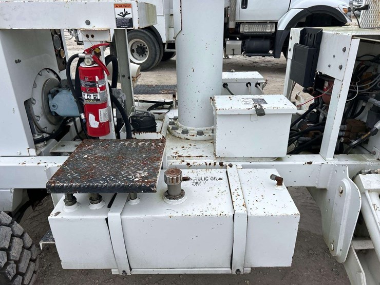 woodchuck-altec-at37g-37ft-insulated-rover-bucket-lift-image-11