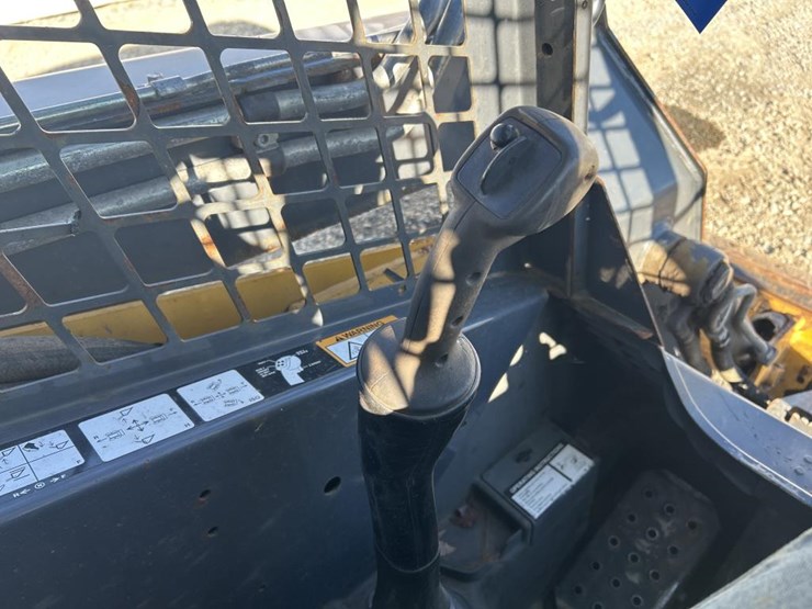 2016-deere-326e-image-40