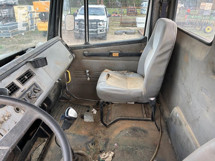 2004-freightliner-fl70-image-13