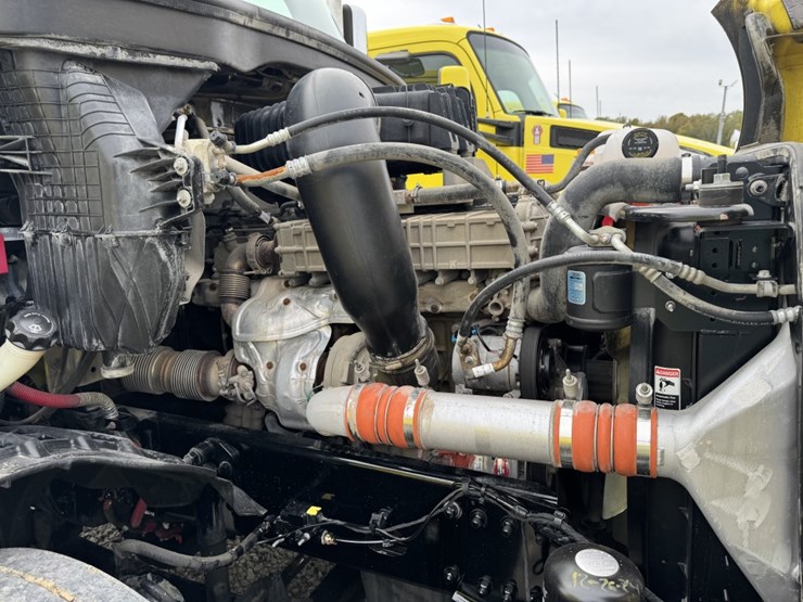 2018-freightliner-cascadia-126-image-12