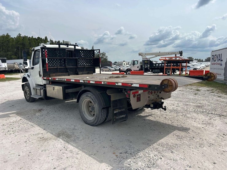 2018-freightliner-m2-106-lay-flat-roll-back-truck-image-8
