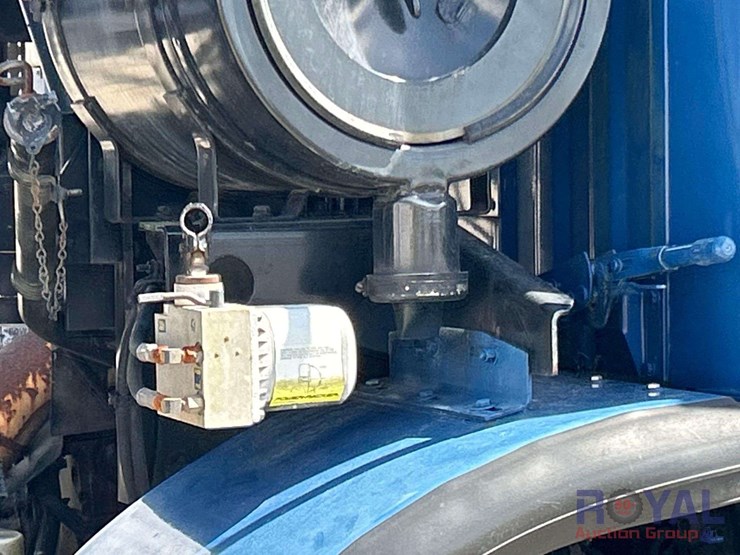 2005-autocar-wxr-heil-rear-loader-garbage-truck-image-13