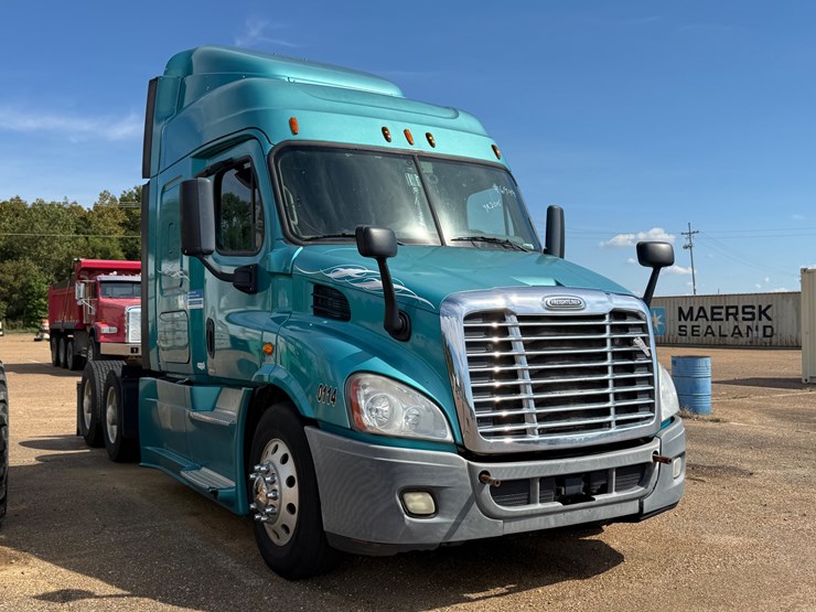 2015-freightliner-cascadia-113-image-4