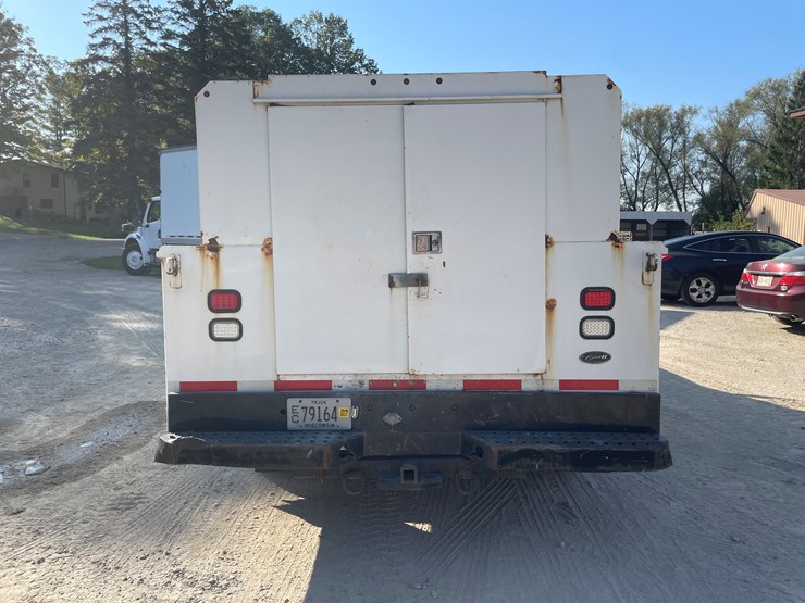 #1007-•-2017-chevy-3500-diesel-utility-truck,-(has-title)-image-7