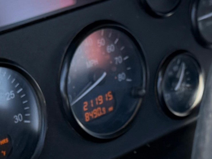 2012-peterbilt-348-image-10