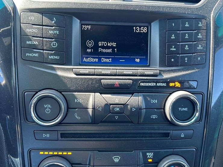 2016-ford-explorer-image-16