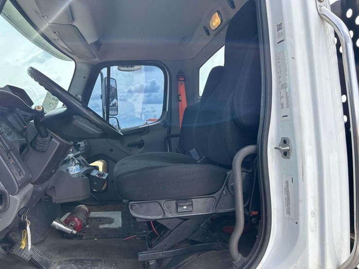 2018-freightliner-m2-106-lay-flat-roll-back-truck-image-17