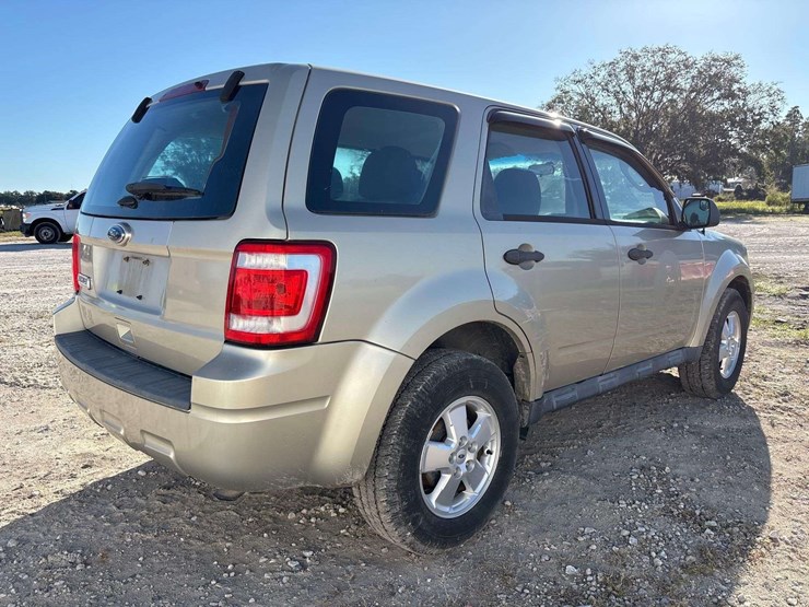 2011-ford-escape-image-3