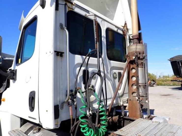 2010-freightliner-cascadia-t/a-hiway-tractor---day-image-41