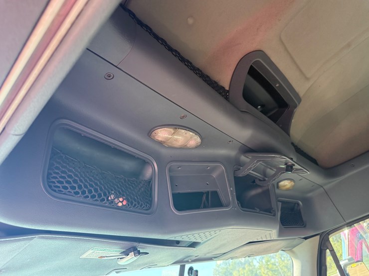 2015-freightliner-cascadia-113-image-39