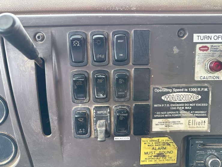 2004-mack-cv713-granite-fuel-and-lube-truck-image-27