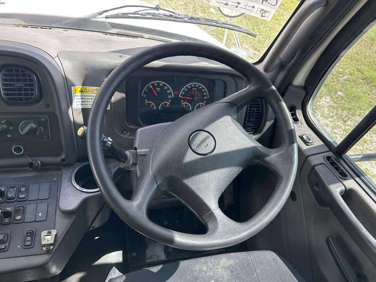 2020-freightliner-m2-106-elgin-eagle-series-4mf-street-sweeper-truck-image-18