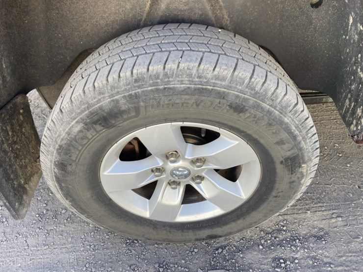 2015-dodge-ram-crew-cab-4wd-pickup-image-30