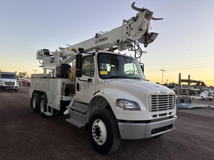 2012-freightliner-m2-106-image-4