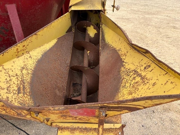 new-holland-353-image-4