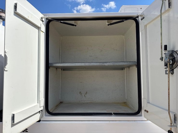 2007-peterbilt-335-image-24