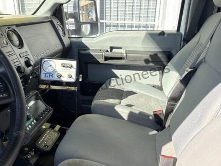 2013-ford-f550-image-24