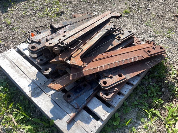 #1041-•-pallet-of-plow-parts-image-3
