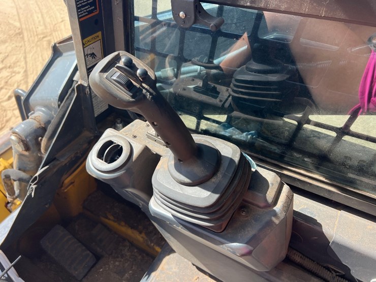 2020-deere-317g-image-25