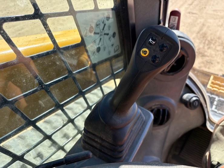 2022-caterpillar-299d3-image-32