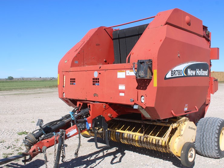 new-holland-br780-image-1