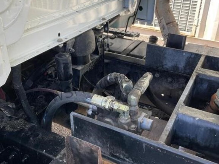 2003-freightliner-fl80-image-32