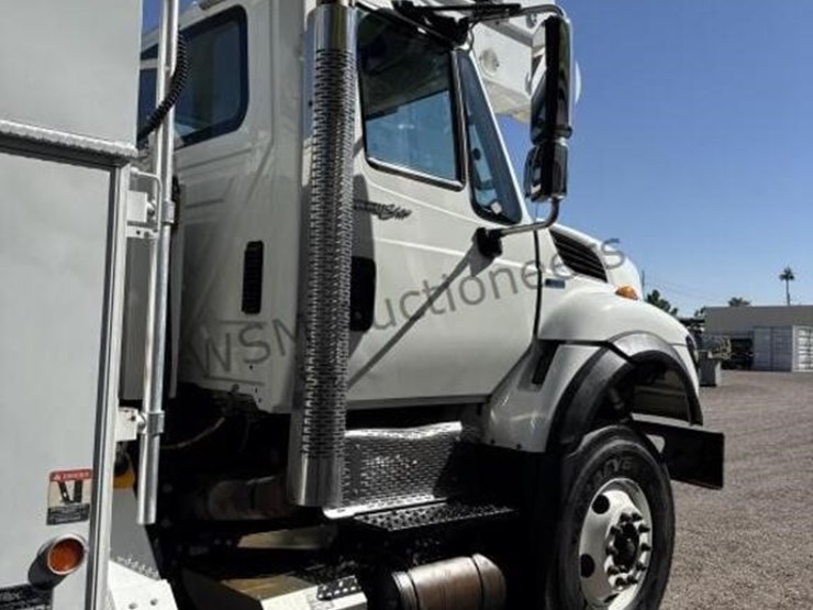 2013-international-7400-image-20