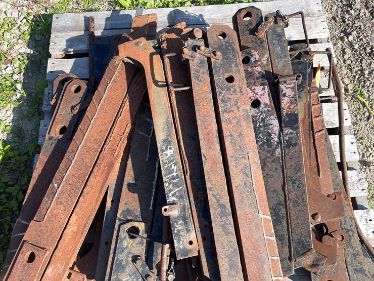 #1041-•-pallet-of-plow-parts-image-12