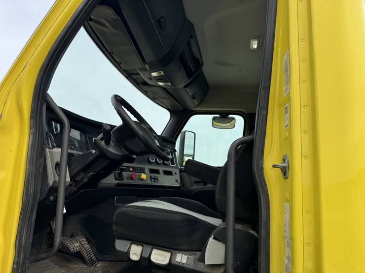 2018-freightliner-cascadia-126-image-9