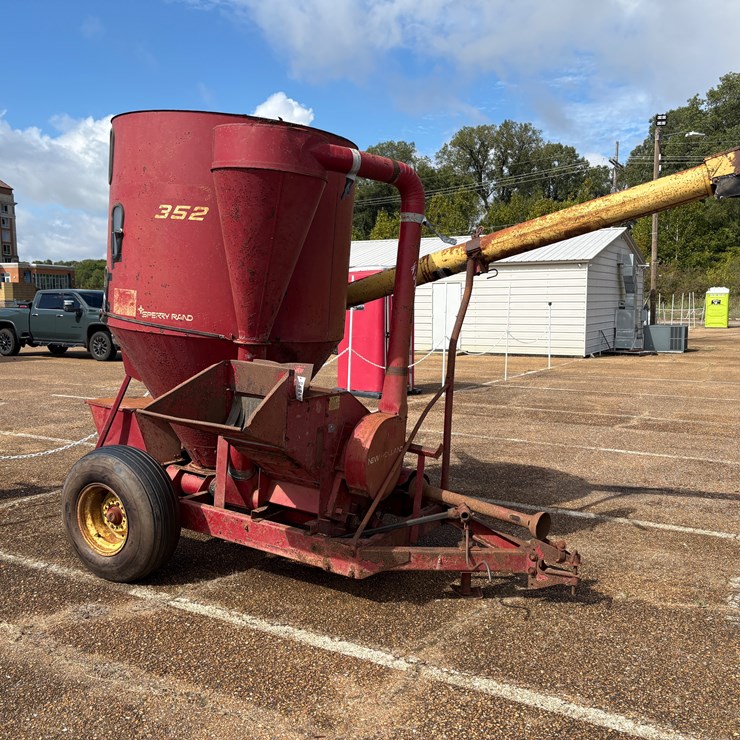 #6849 • New Holland 352 Grinder Mixer