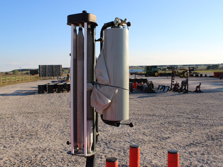 #2097-•-#2097--kuhn-rw1610-single-bale-wrapper-with-twin-wrapper,-monitor,-great-shape-with-low-use!-image-34