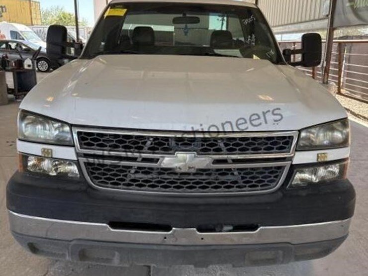 2005-chevrolet-silverado-2500hd-image-3